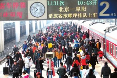 昨天，由北京開出的列車途經(jīng)安徽亳州火車站，大量旅客回到家鄉(xiāng)