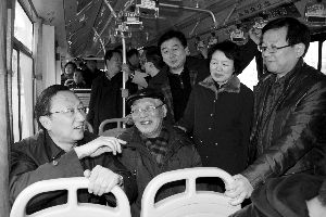 繆瑞林在車上與市民、乘委會(huì)委員交流 通訊員 卜照雪 攝
