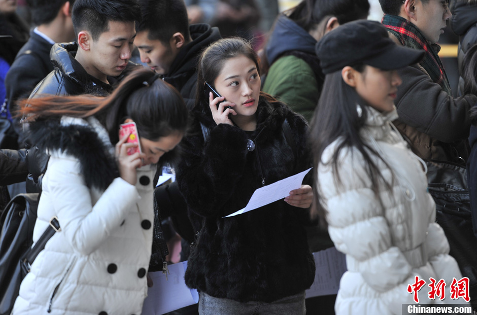 圖為表演系考生走出考場(chǎng)。
