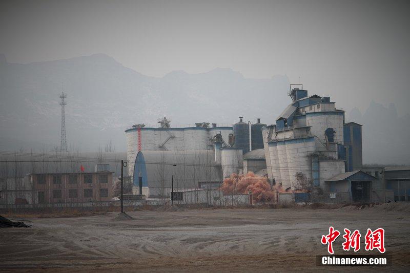 　2014年2月17日，石家莊市再次啟動壓減水泥過剩產(chǎn)能、治理大氣污染水泥企業(yè)集中爆破拆除行動。