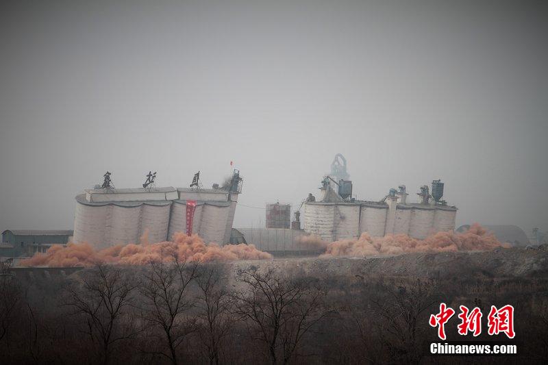 　2014年2月17日，石家莊市再次啟動壓減水泥過剩產(chǎn)能、治理大氣污染水泥企業(yè)集中爆破拆除行動。