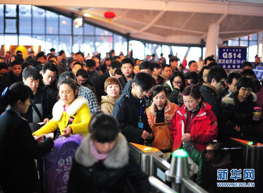2月24日，在武漢火車站，乘客在檢票進站。