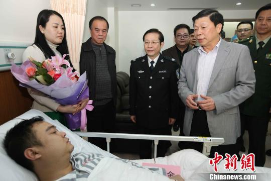 廣西壯族自治區(qū)黨委常委、政法委書(shū)記溫卡華看望唐蔚宣。