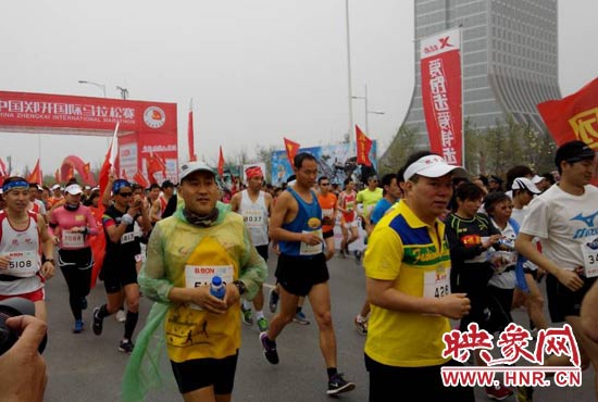 3月30日上午8點(diǎn)20分，2014鄭開國際馬拉松賽在鄭開大道鳴槍起跑。