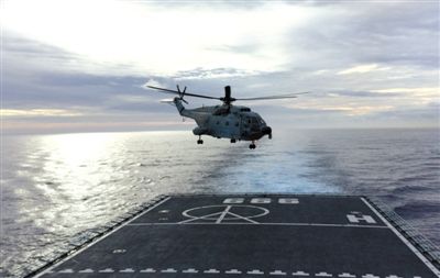 3月29日，一架艦載直升機(jī)從井岡山艦起飛執(zhí)行搜索任務(wù)。當(dāng)天，海軍井岡山艦抵達(dá)南印度洋新任務(wù)區(qū)開始搜索。 新華社發(fā)