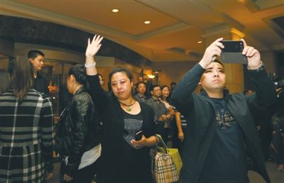 昨晚，麗都飯店，32位馬航失聯(lián)客機(jī)家屬準(zhǔn)備赴馬來西亞。新京報(bào)記者 侯少卿 攝