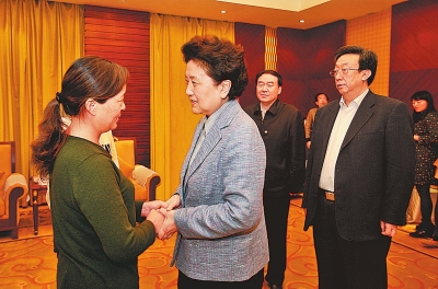  4月9日，中共中央政治局委員、國務(wù)院副總理劉延?xùn)|在鄭州接見“踐行焦裕祿精神的好校長”張偉的家屬。