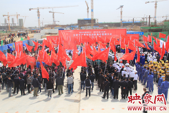 5月4日，全省千支青年突擊隊(duì)集中誓師大會(huì)鄭州主會(huì)場(chǎng)活動(dòng)，在鄭州航空港區(qū)機(jī)場(chǎng)二期項(xiàng)目工地隆重舉行。