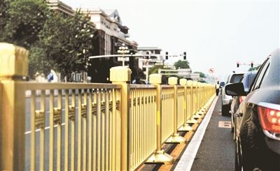 從復(fù)興門到建國門，長安街一線全部更換為金色護(hù)欄 攝影/本報(bào)記者 郝羿