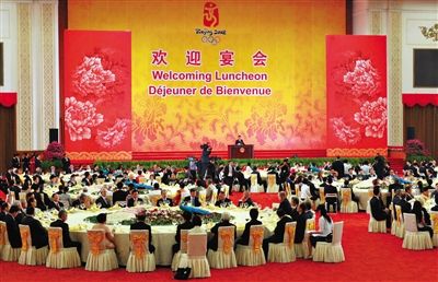 2008年8月8日，胡錦濤夫婦在北京人民大會(huì)堂宴會(huì)廳為出席北京奧運(yùn)會(huì)的貴賓舉行歡迎宴會(huì)。