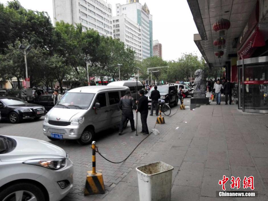 自治區(qū)和烏魯木齊市有關(guān)部門迅速處置，傷員已全部送往醫(yī)院救治。