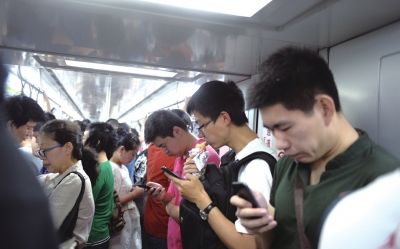 北京地鐵6號(hào)線,一名上班族利用乘車時(shí)間進(jìn)餐。京華時(shí)報(bào)記者陶冉攝