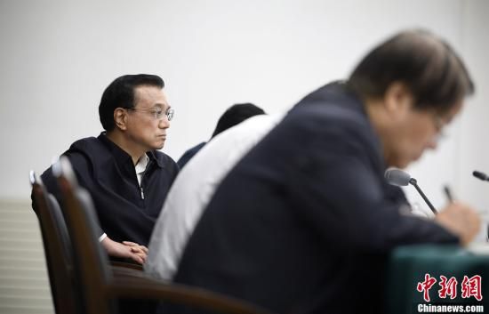 李克強在赤峰主持召開部分企業(yè)與金融機構(gòu)負責(zé)人座談會。