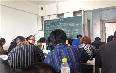 5月6日，大慶市，油田實(shí)行招工考試后，出現(xiàn)了各種考前輔導(dǎo)班。