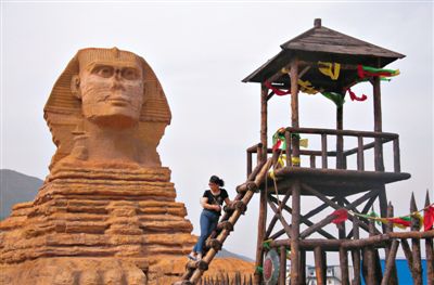 一游客在河北石家莊某地的“獅身人面像”前。