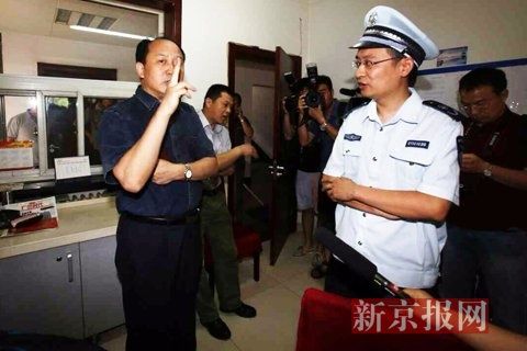 國(guó)家文物局的一名工作人員正在與執(zhí)法人員對(duì)峙。新京報(bào)記者 高瑋 攝