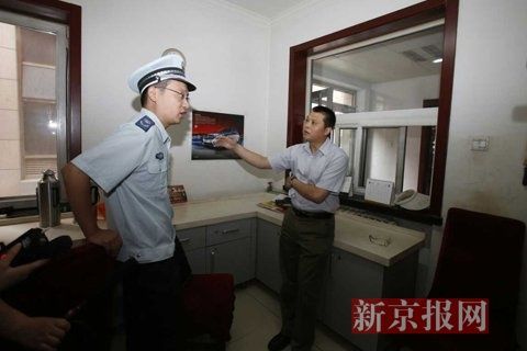 國(guó)家文物局的一名工作人員正在與執(zhí)法人員對(duì)峙。新京報(bào)記者 高瑋 攝