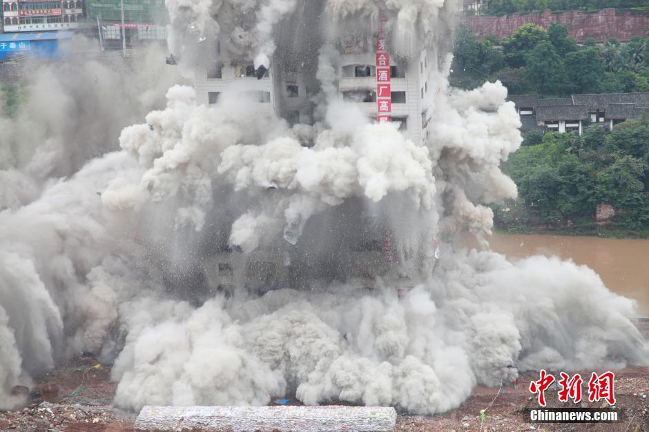 6月6日13時(shí)，貴州仁懷茅臺(tái)大橋及鐘樓整體爆破成功。