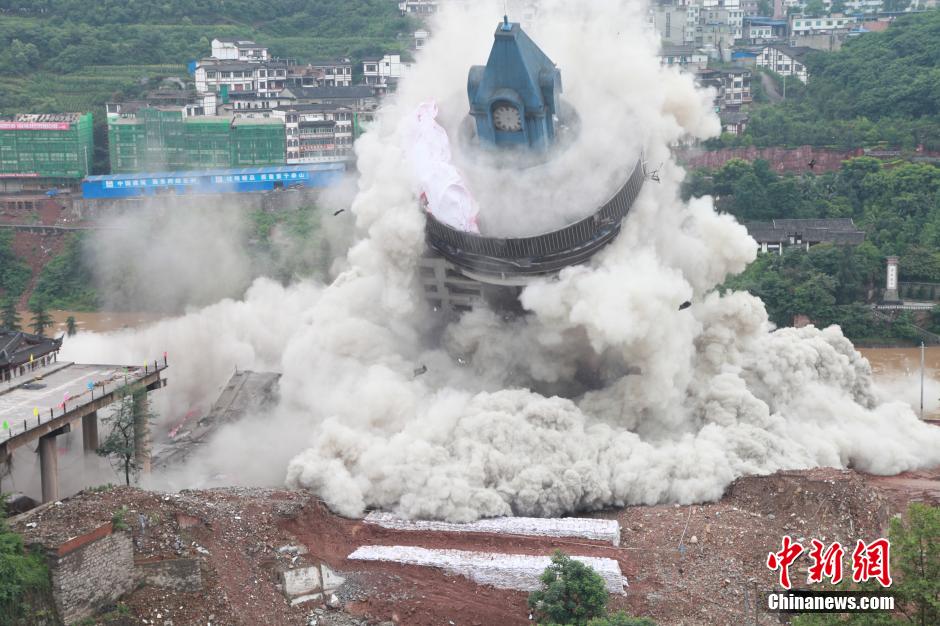 6月6日13時(shí)，貴州仁懷茅臺(tái)大橋及鐘樓整體爆破成功。