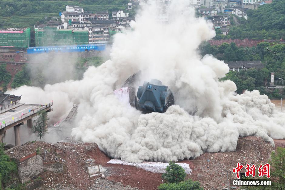 6月6日13時(shí)，貴州仁懷茅臺(tái)大橋及鐘樓整體爆破成功。