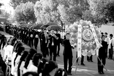 護(hù)送陣亡將士遺骸的隊(duì)伍緩緩走入殤墓園。