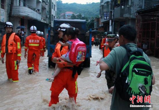 6月19日，短時強(qiáng)降雨導(dǎo)致福州長樂市玉田鎮(zhèn)轄區(qū)內(nèi)多處被洪水圍困，大量人員被困。朱曉航 黃綠榮 圖/文