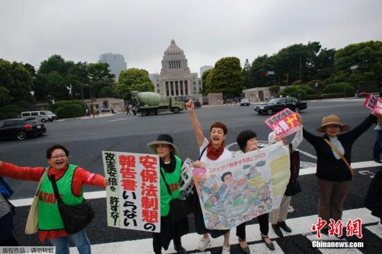 當?shù)貢r間5月13日，日本示威者在位于東京的國會議事堂外高喊口號，反對日本政府計劃修憲以解禁自衛(wèi)權(quán)。