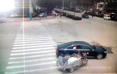 23日中午，陳母被突然噴毒。新京報記者 王瑞鋒 攝