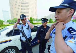 鳥巢附近,兩名民警和一名輔警負責該區(qū)域的巡邏任務。