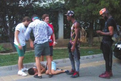 外籍男子路邊發(fā)現(xiàn)醉漢將其圍住。