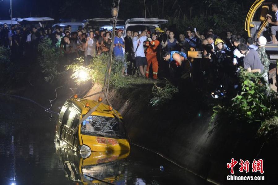 湖南湘潭校車(chē)翻入水庫(kù)致車(chē)上11人死亡