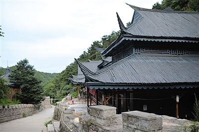 　7月9日，密云水庫附近隸屬于某單位的栗林度假山莊，建筑風格古色古香