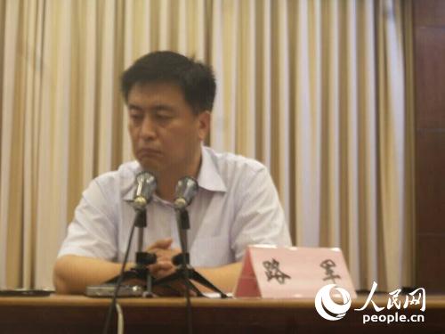 面對近百名記者，路軍當(dāng)場哭泣，現(xiàn)場集體為遇難者默哀。