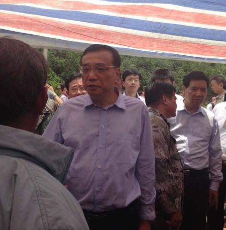 走進(jìn)帳篷，總理就握住蔡官耀的雙手說：“不行，這個帳篷太簡易了”。說完這句，叮囑蔡官耀，“不能回家住”