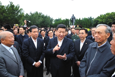 2012年12月11日，習(xí)近平任總書記后，首次出京考察選擇廣東，在深圳蓮花山向鄧小平像敬獻(xiàn)花籃，強(qiáng)調(diào)
