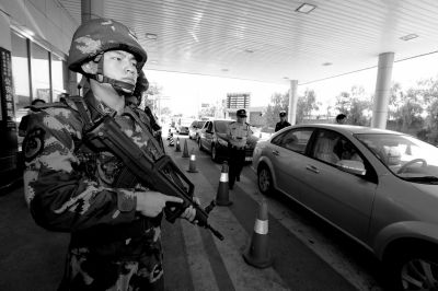 武警持槍警戒進駐檢查站。
