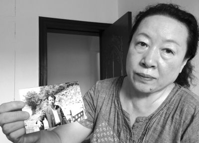 劉吉強的姐姐劉麗霞手持弟弟當年的照片。劉吉強在給家人的書信中多次要求申冤，家人為此奔走了16年。京華