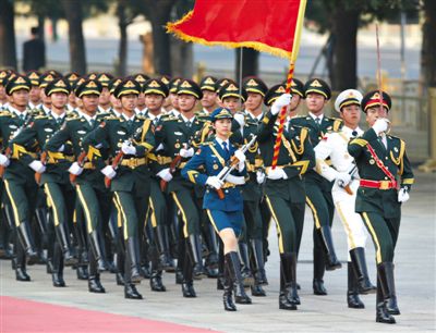 昨日，151人最大陣容的三軍儀仗隊，著新式禮賓服接受檢閱。這也是解放軍儀仗隊、軍樂團新式禮賓服首次亮
