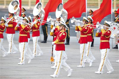 昨日，紅白相配的解放軍軍樂團行進演奏服亮相。杜洋 攝
