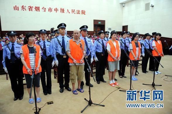 8月21日，被告人張帆、張立冬、呂迎春、張航、張巧聯(lián)到庭。法庭逐一核對被告人身份。