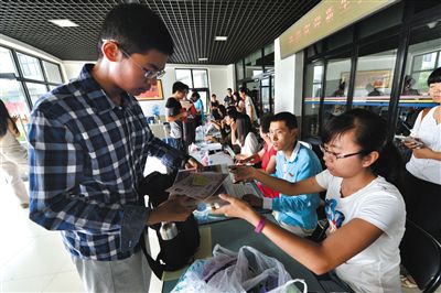 8月23日，清華大學(xué)新生在辦理入學(xué)手續(xù)。