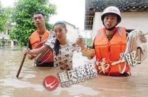 長壽區(qū)，消防官兵搜救被困群眾。
