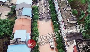昨下午六點半，統(tǒng)景鎮(zhèn)上許多街道被淹，此時水位還在上漲。(重慶晚報航拍圖片)