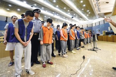 庭審現(xiàn)場。昨日，26名跨國電信詐騙嫌疑人在市一中院受審。