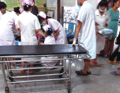 9月22日，在湖南省醴陵市第二醫(yī)院，爆炸事故傷員在接受救治（手機(jī)拍攝）。新華社發(fā)
