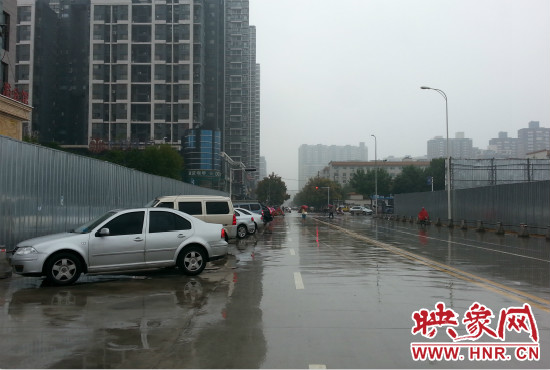由于停車場分配不均，廣大私家車主選擇將車停在路邊。