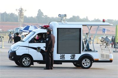 國慶節(jié)將至，昨日，天安門廣場增設(shè)新型巡邏車。該車配有遠(yuǎn)射燈、顯示大屏、車頂攝像頭等設(shè)備。圖/CFP