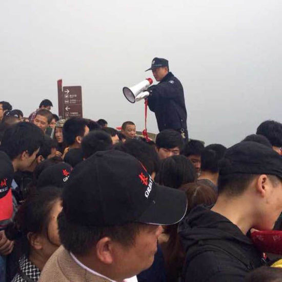 八達(dá)嶺長城上保安在維持秩序。