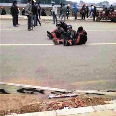 14日，沖突現(xiàn)場，幾名頭戴鋼盔的人被捆綁著。圖/東方IC