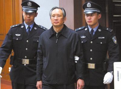 昨天，被告人張曙光在法庭上聽取宣判。新華社發(fā)
